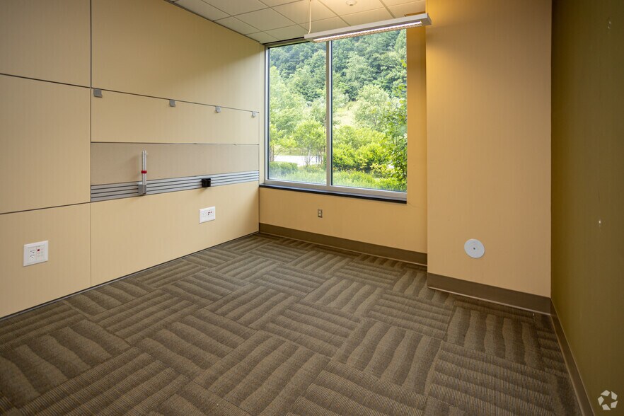 More Photos Of 201 Resting Tree Dr, Bristol Office For Lease