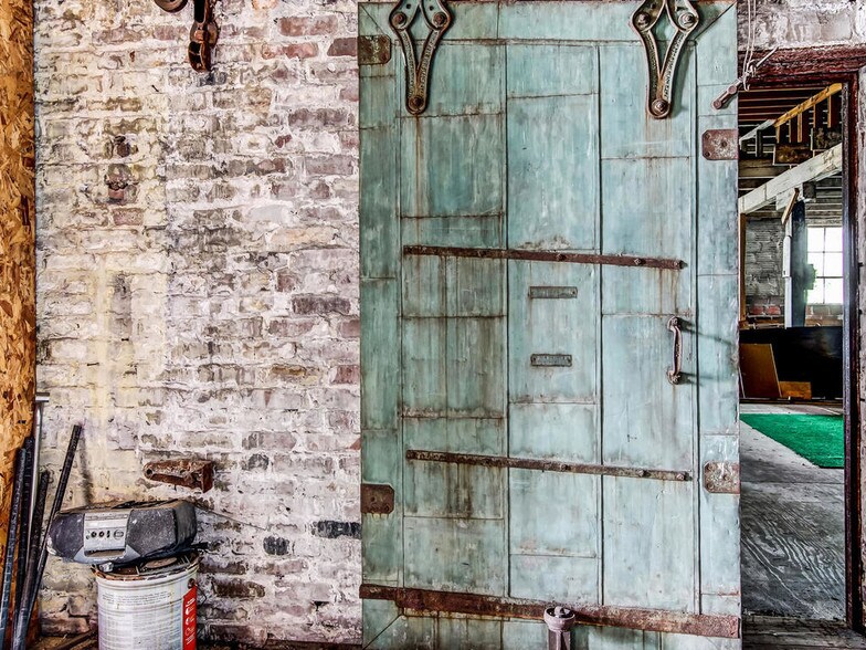 More Photos Of 525 Beaver St, Jacksonville Cemetery Mausoleum For Lease