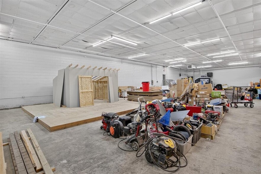 More Photos Of 2401 Hickman Rd, Des Moines Warehouse For Sale