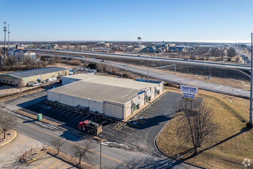 More Photos Of 2901 SE 14th St, Bentonville General Retail For Lease