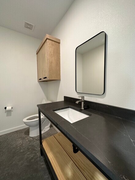 More Photos Of 1608 S County Road 1101, Midland Warehouse For Lease