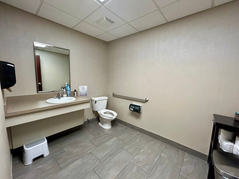 More Photos Of 26075 Woodward Ave, Huntington Woods Office For Lease