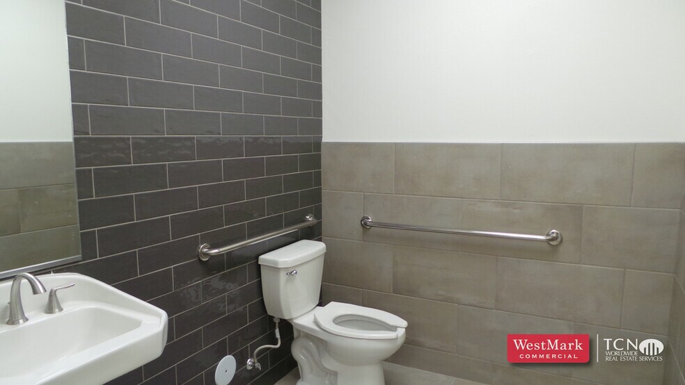 More Photos Of 5424 19th St, Lubbock Loft Creative Space For Sale