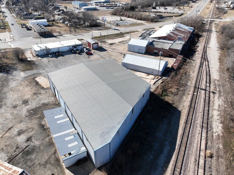 More Photos Of 519 W Dewey Ave, Sapulpa Manufacturing For Lease