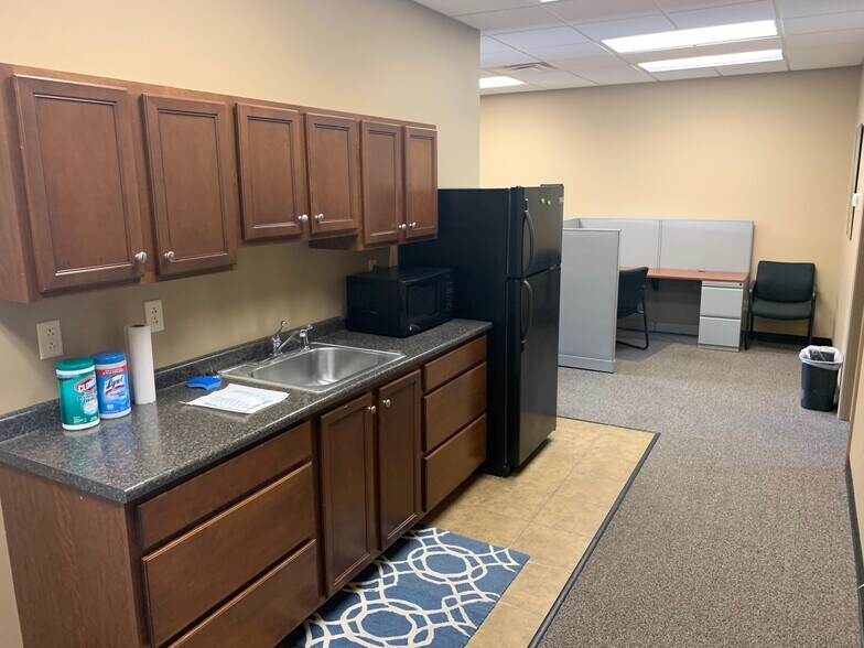 More Photos Of 109-111 Eastgate Dr, Washington Storefront Retail Office For Lease