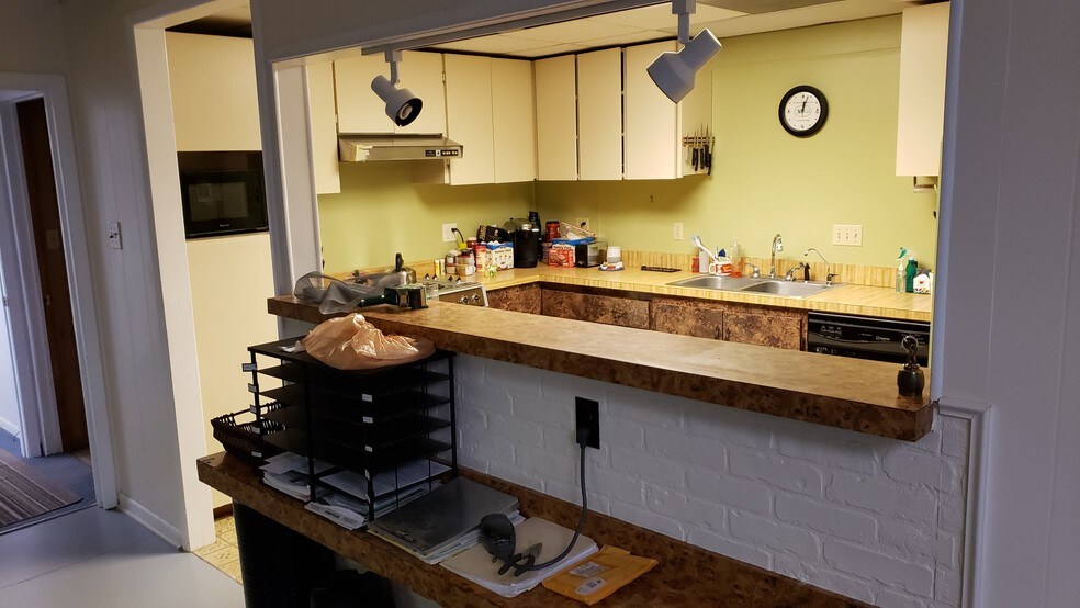 More Photos Of 21511 State Highway 71 W, Spicewood Light Manufacturing For Sale