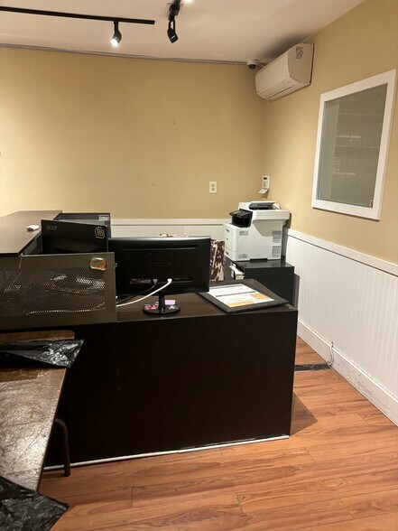 More Photos Of 15350 NE Sandy Blvd, Portland Office Residential For Sale