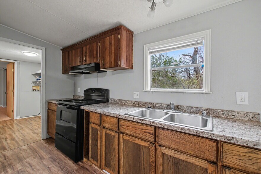 More Photos Of 919 Austin St, Kingsland Flex For Sale