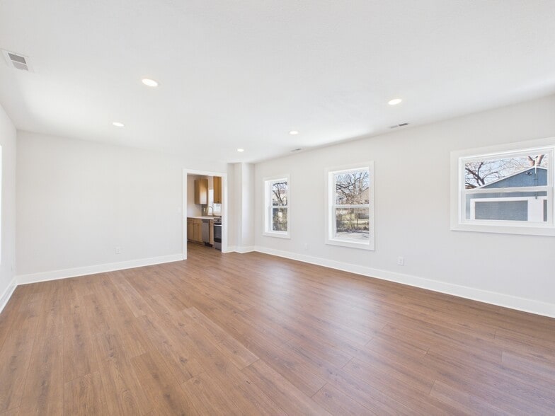 More Photos Of 6310 Ash Ave, Raytown Freestanding For Lease