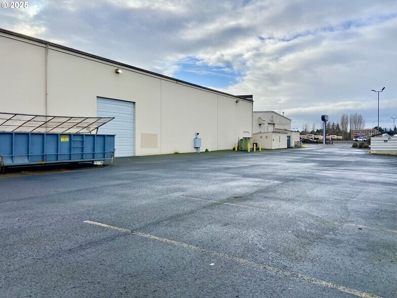 More Photos Of 1400 Atlantic Ave, Woodland Showroom For Sale