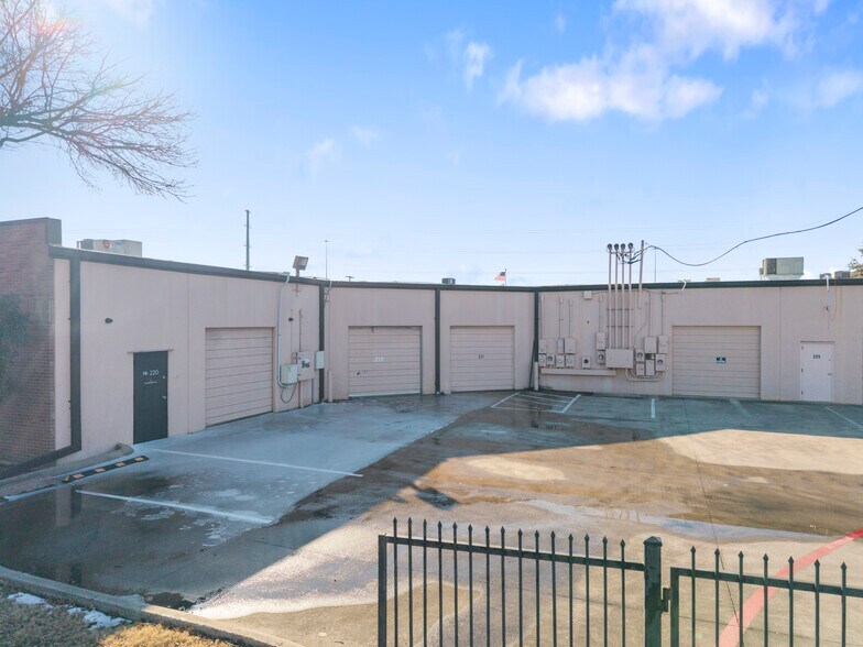 More Photos Of 12200 N Stemmons Fwy, Farmers Branch Showroom For Lease