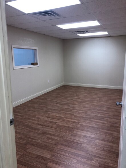More Photos Of 8301 Braniff St, Houston Warehouse For Sale