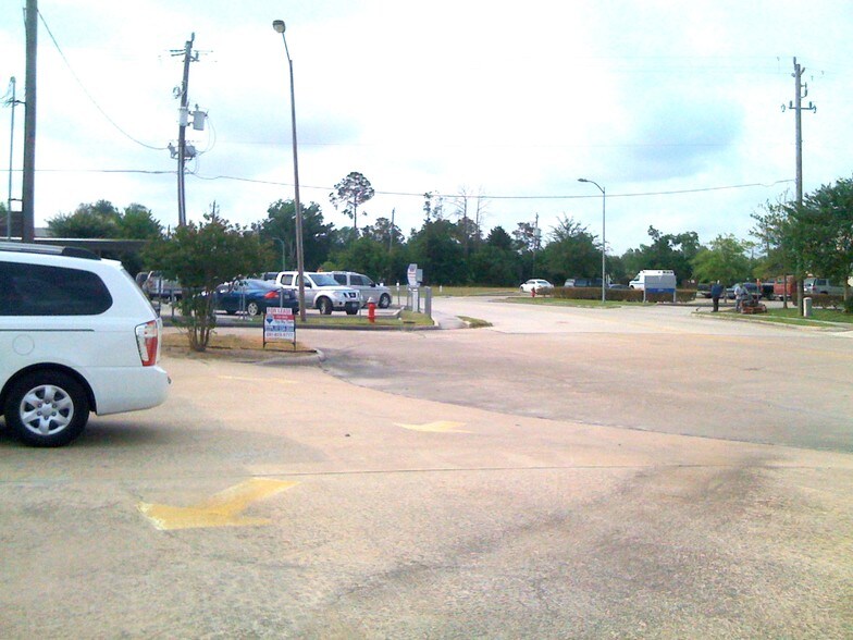 More Photos Of 1561 Live Oak St, Webster Warehouse For Lease