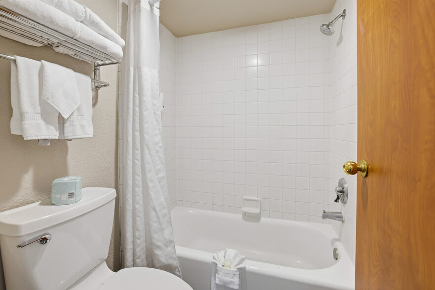 More Photos Of 1575 S Meridian Rd, Meridian Hotel For Sale