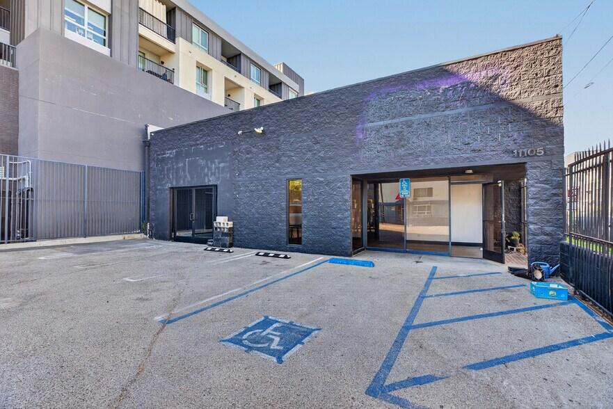 More Photos Of 11105 Weddington St, North Hollywood Service For Lease