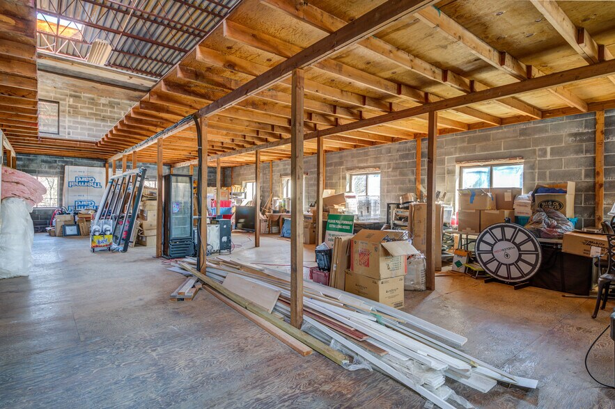 More Photos Of 25 Saint Charles St, Thornwood Distribution For Sale
