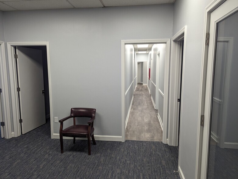 More Photos Of 403 W Main St, Lexington Office For Sale