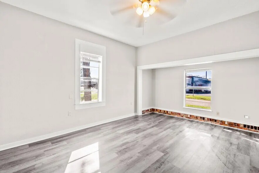 More Photos Of 2001 E Grand Ave, Marshall Office For Sale