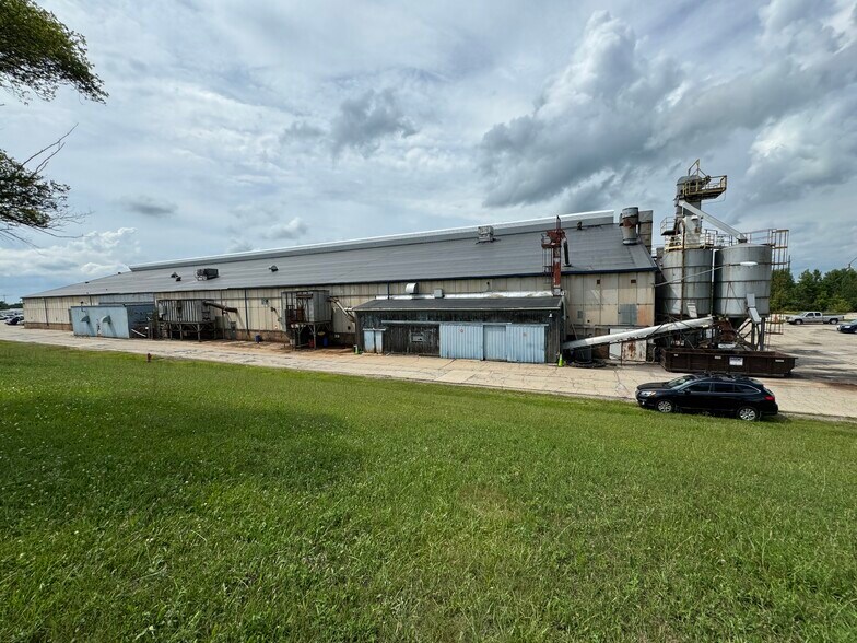 More Photos Of 300 N West St, Marengo Warehouse For Sale