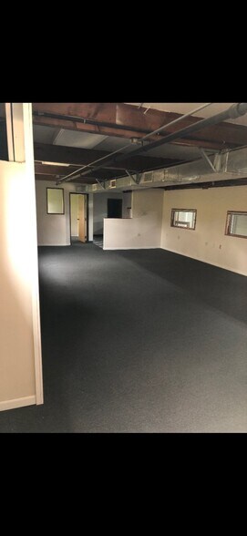 More Photos Of 4075 N Interstate Ave, Portland Showroom For Lease