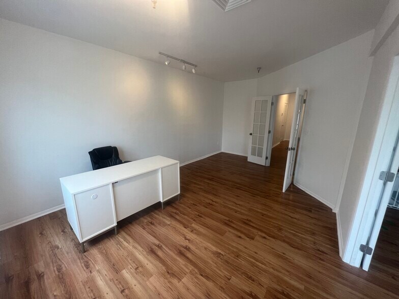 More Photos Of 49 N Federal Hwy, Dania Storefront Retail Office For Lease