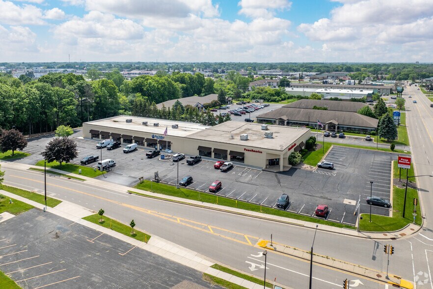 More Photos Of 500-520 N Westhill Blvd, Appleton Storefront Retail Office For Lease