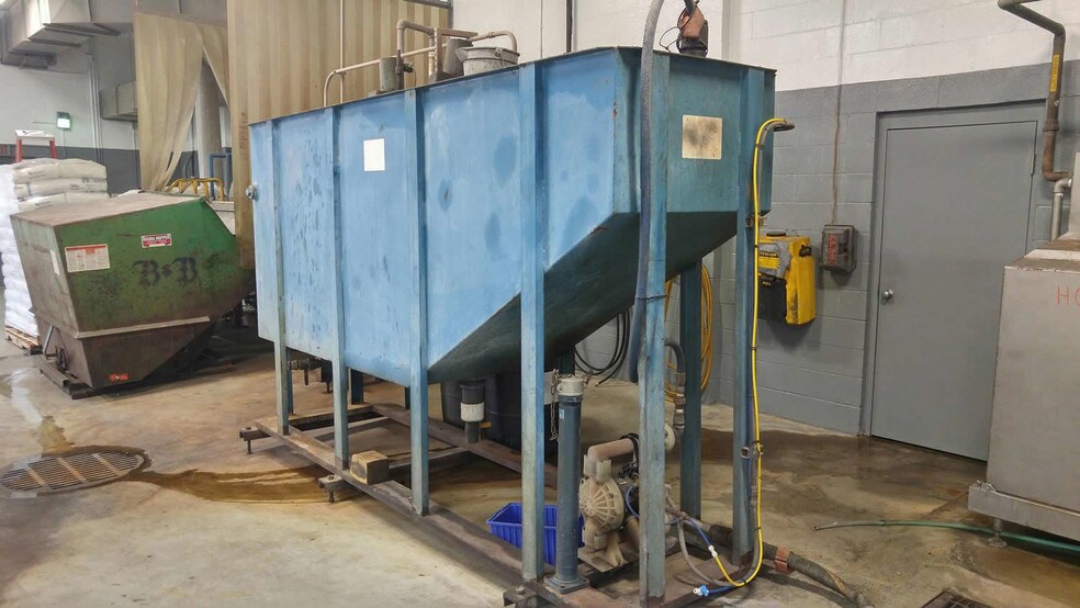 More Photos Of 1200 N 24th St, Manitowoc Showroom For Lease