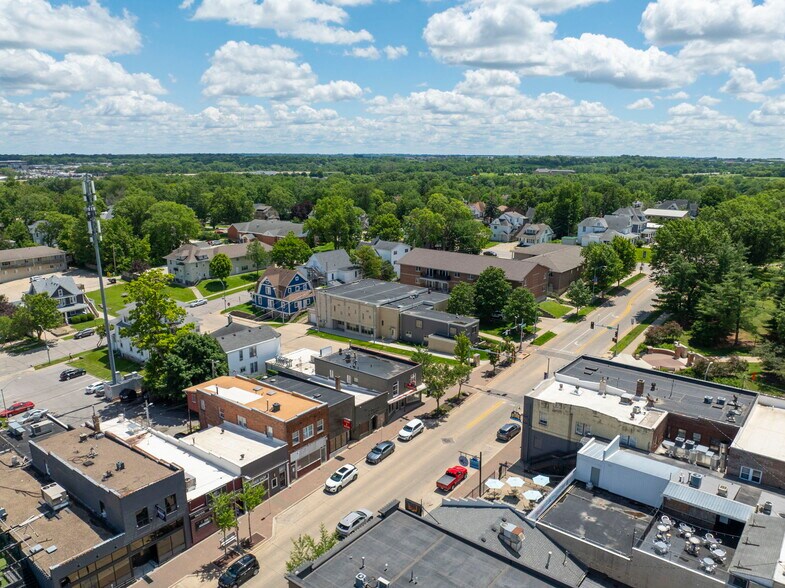 More Photos Of 2218 College St, Cedar Falls Storefront For Lease