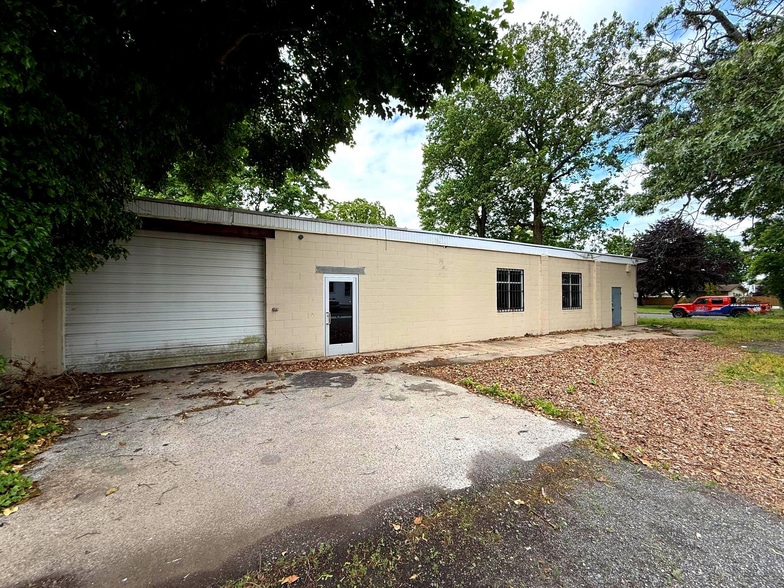 More Photos Of 407 S West Blvd, Landisville Warehouse For Lease