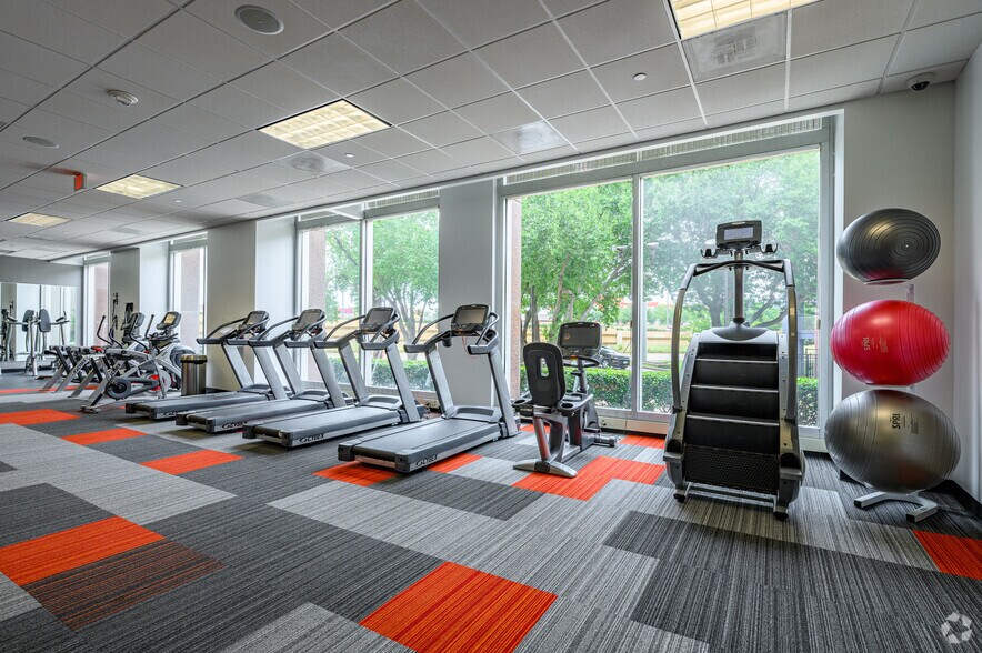 More Photos Of 10440 N Central Expy, Dallas Office For Sale
