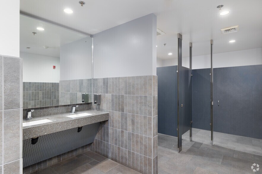 More Photos Of 500 S Palm Canyon Dr, Palm Springs Office For Lease