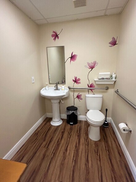More Photos Of 525 S Hercules Ave, Clearwater Medical For Sale
