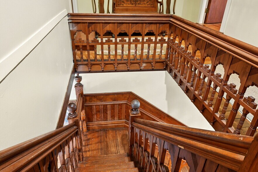 More Photos Of 2001 Lakeshore Dr, Mandeville Office For Sale