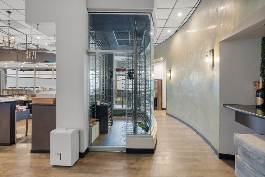 More Photos Of 800 University Dr E, College Station Unknown For Lease