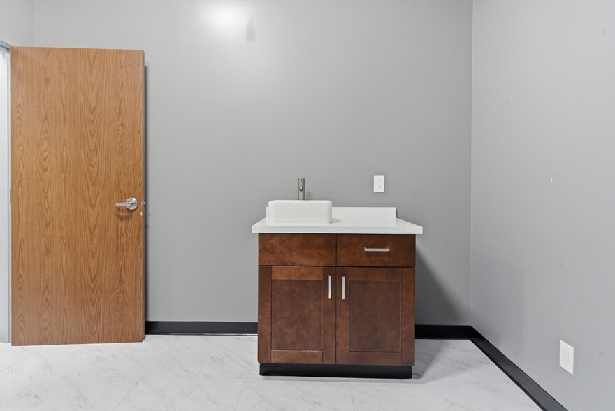 More Photos Of 685 E Grand Blvd, Corona Storefront Retail Office For Lease