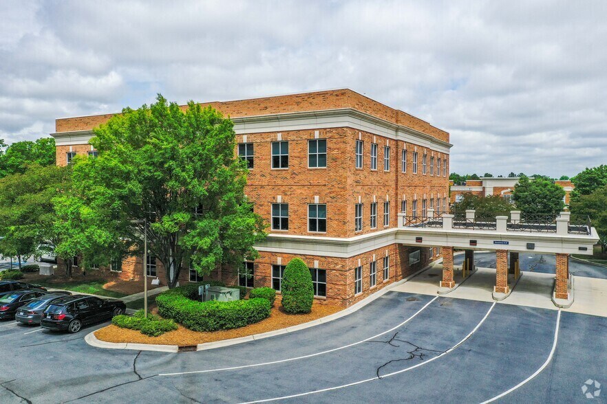 More Photos Of 3315 Springbank Ln, Charlotte Medical For Lease