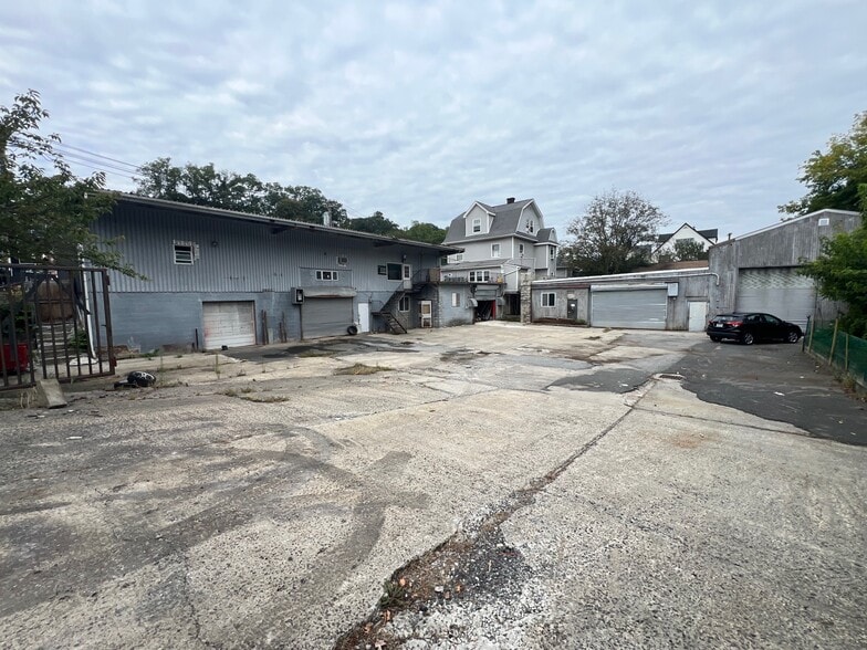 More Photos Of 560 Tarrytown Rd, White Plains Freestanding For Lease