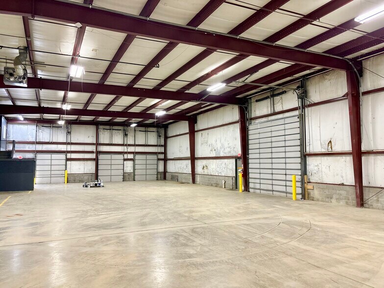 More Photos Of 320 Transfer Dr, Indianapolis Warehouse For Lease