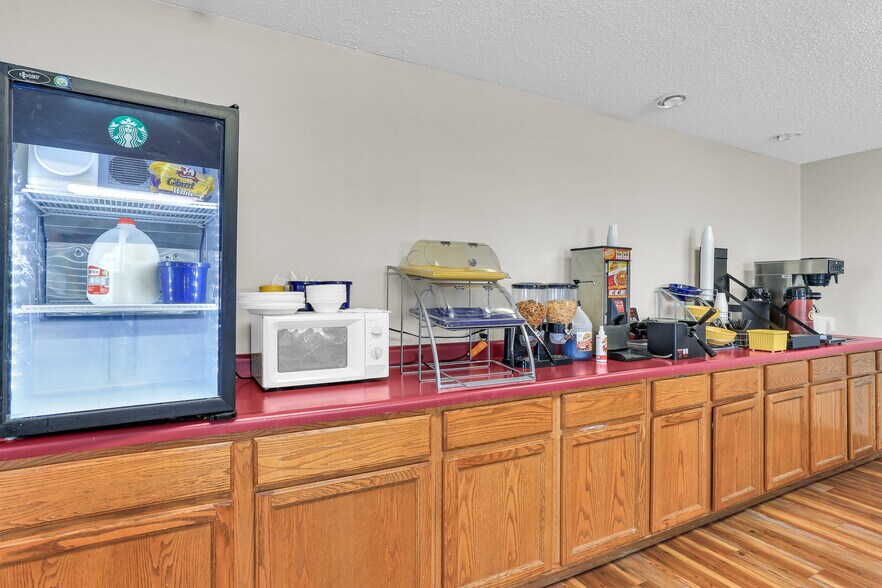 More Photos Of 630 W Main St, El Paso Hotel For Sale