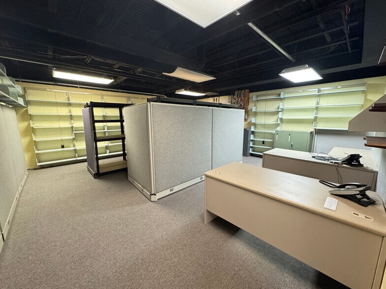 More Photos Of 40 E Simmons St, Galesburg Flex For Sale