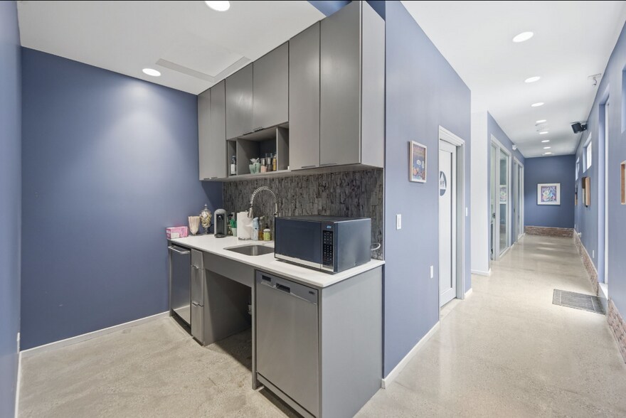 More Photos Of 1674 Corinth Ave, Los Angeles Office For Sale