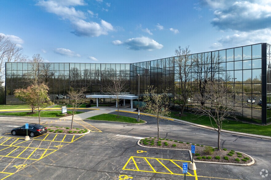 Primary Photo Of 2333 Waukegan Rd, Bannockburn Office For Lease