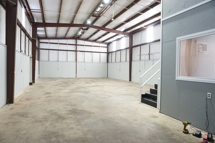 More Photos Of 5711 Clementshire St, Houston Warehouse For Lease