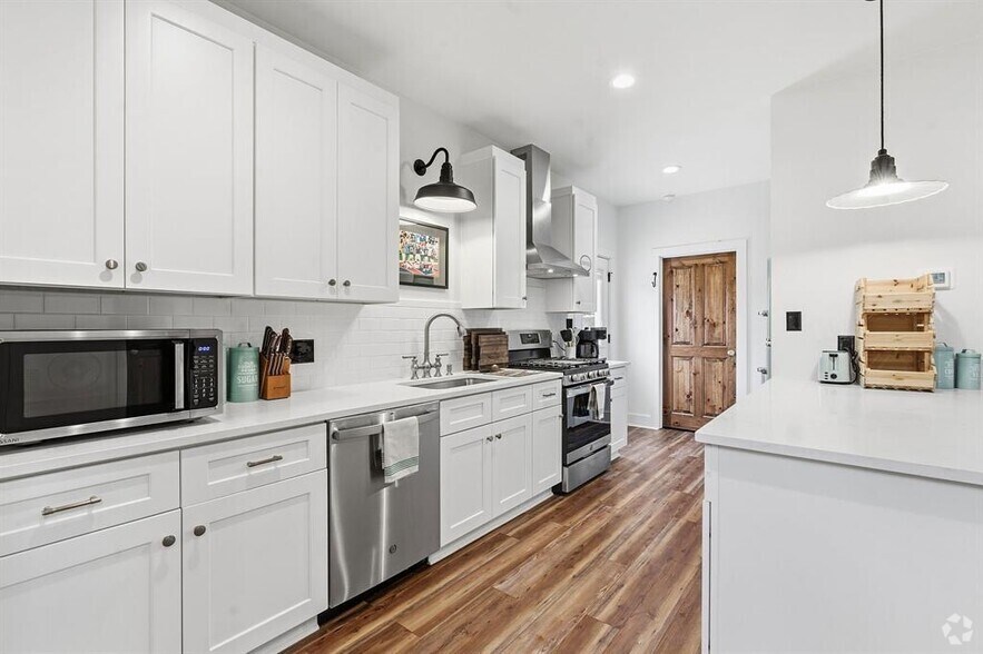 More Photos Of 1006 Frost Ave, Driftwood Loft Creative Space For Sale