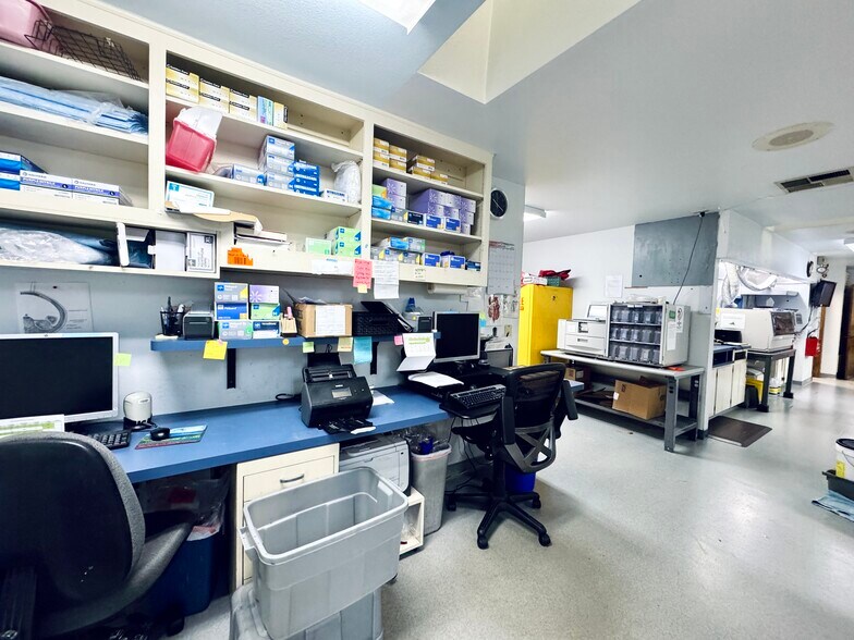 More Photos Of 2036 Railroad Ave, Redding Office For Sale