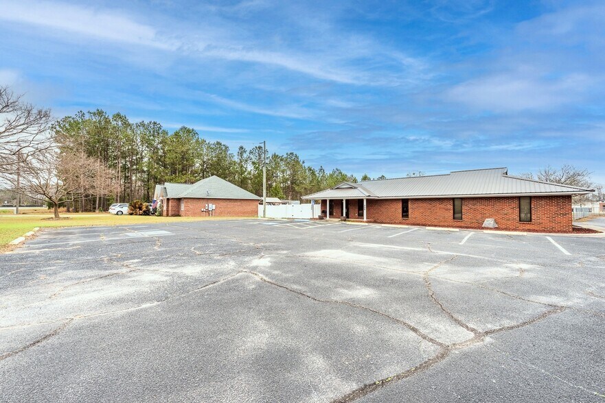 More Photos Of 706 W Barnard St, Glennville Medical For Sale