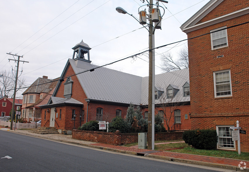 Primary Photo Of 5-7 Wirt St SW, Leesburg Office For Lease