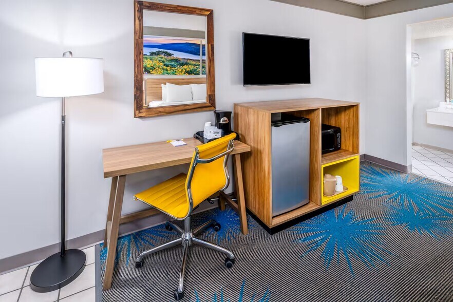 More Photos Of 903 Main St, Delta Hotel For Sale