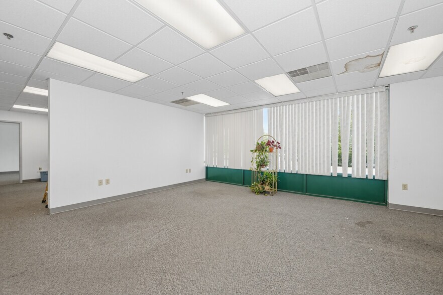 More Photos Of 931 Sweeney Dr, Hagerstown Flex For Lease