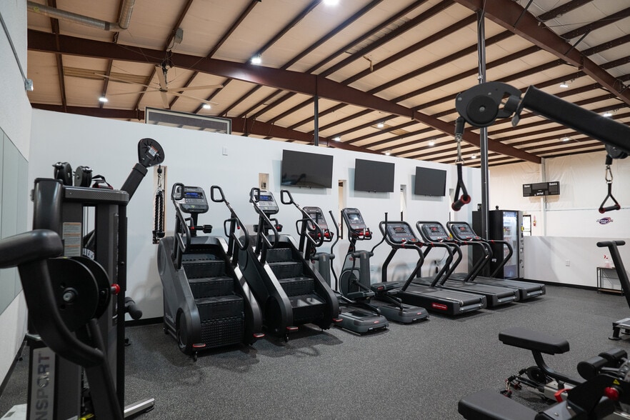 More Photos Of 9937 Race Track Rd, Tampa Manufacturing For Lease